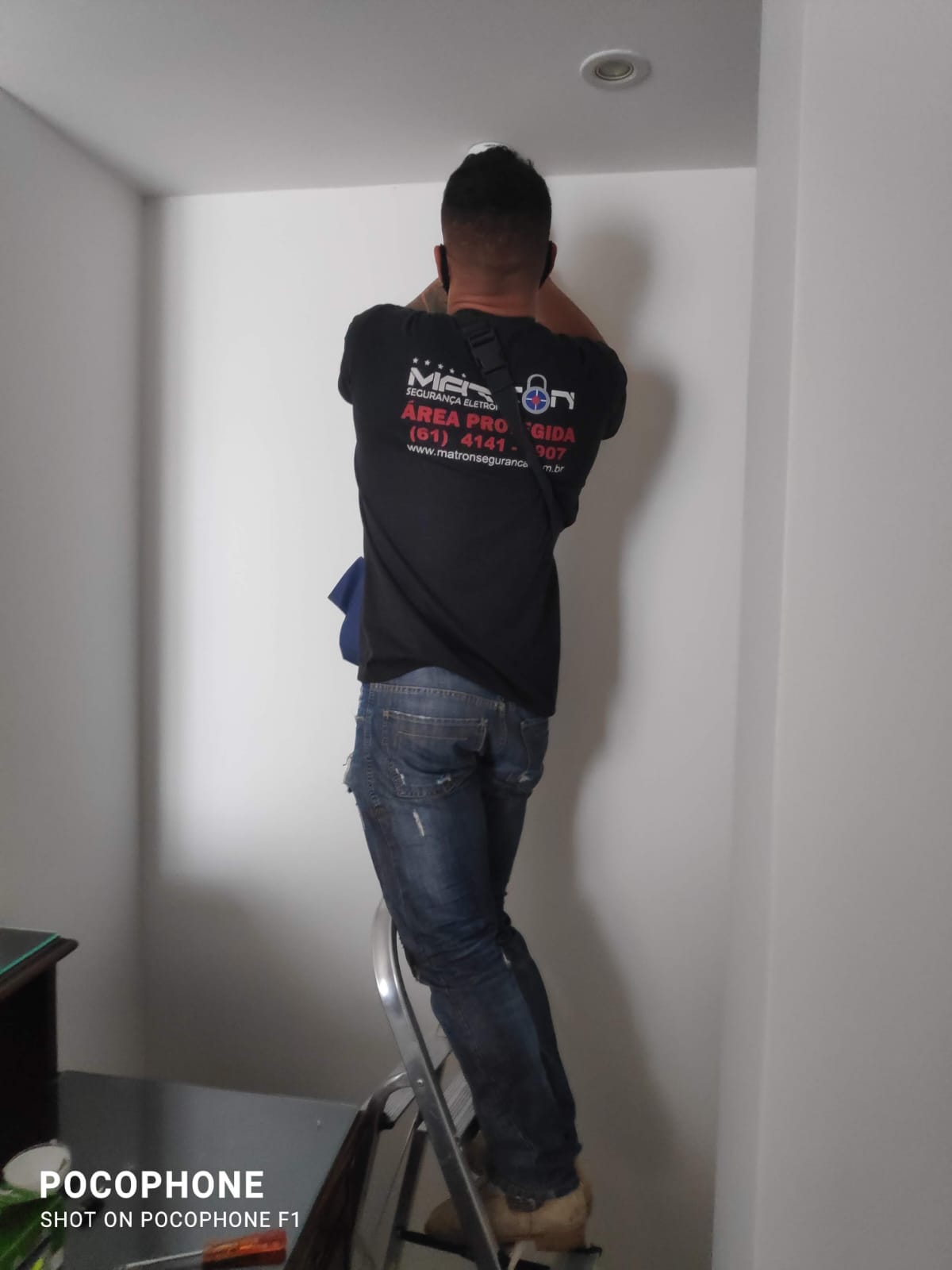 Técnico da Matron em escada durante instalação em parede residencial
