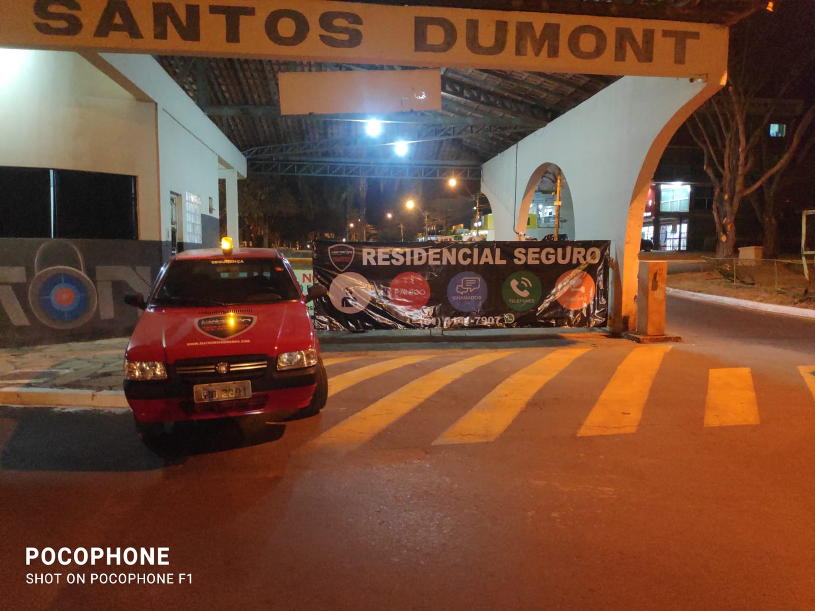 Viatura vermelha adesivada da Matron em ronda noturna no portão do Residencial Santos Dumont