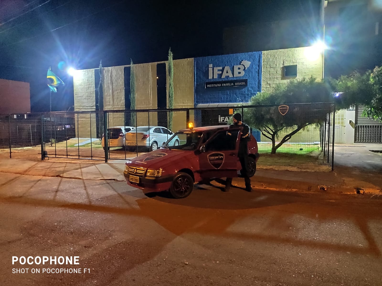 Fachada do Instituto Família Brasil (IFAB) com carro de segurança estacionado