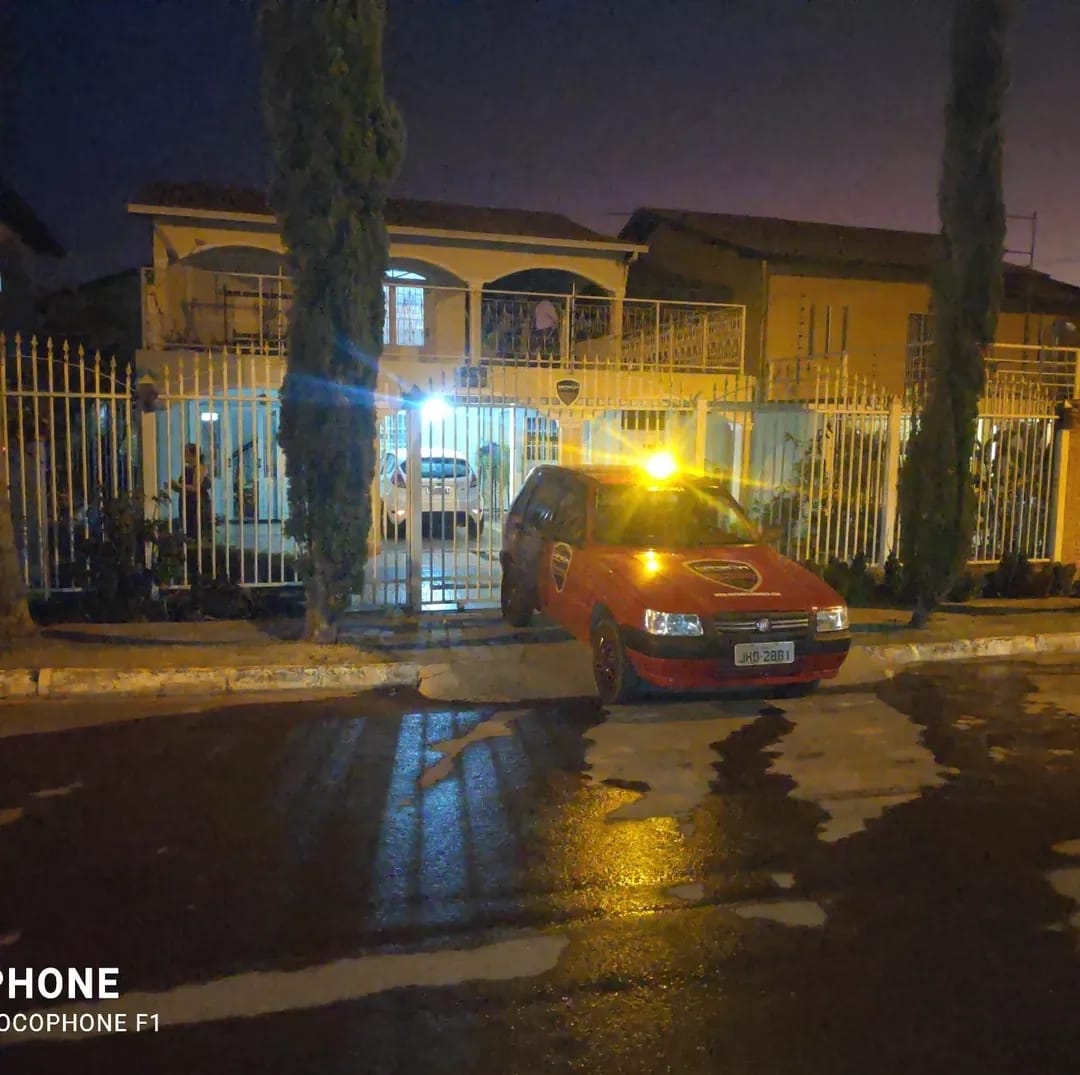 Sede da Matron Segurança Eletrônica com viatura de ronda estacionada em frente ao portão