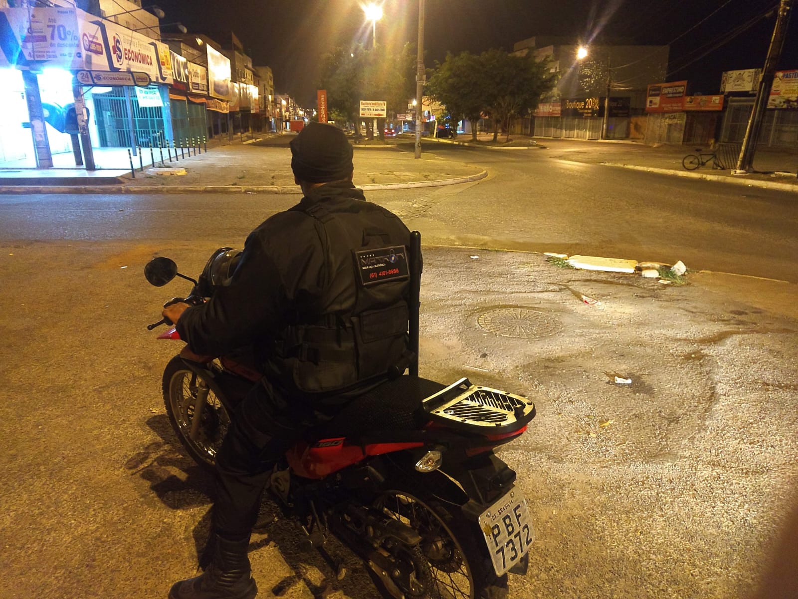 Vigilante da Matron em ronda noturna de moto